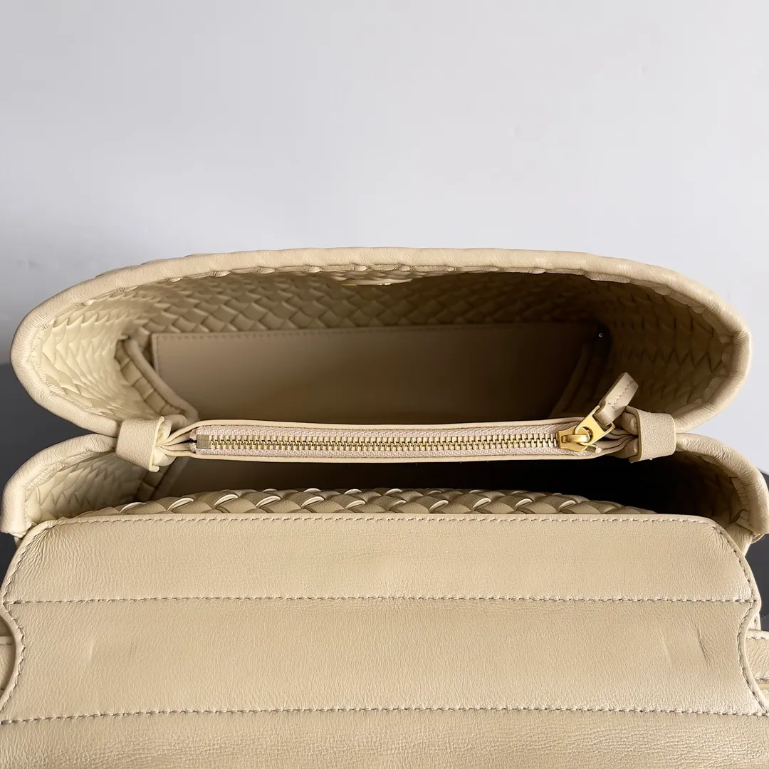 Batch 2320 BV patti bag is full of three-dimensional quilted leather strips. Low-key luxury is often hidden in details and craftsmanship. This bag opens and closes casually, and is simple and elegant overall. It is equipped with a detachable shoulder strap, which can be carried cross-body or carried by hand to match different outfits. The interior is designed with double layers and a small zippered compartment to ensure the safety of private items. No matter the capacity, shape or privacy, it is full of security when you go out. Style number: 776783 Size: 19*26*11cm